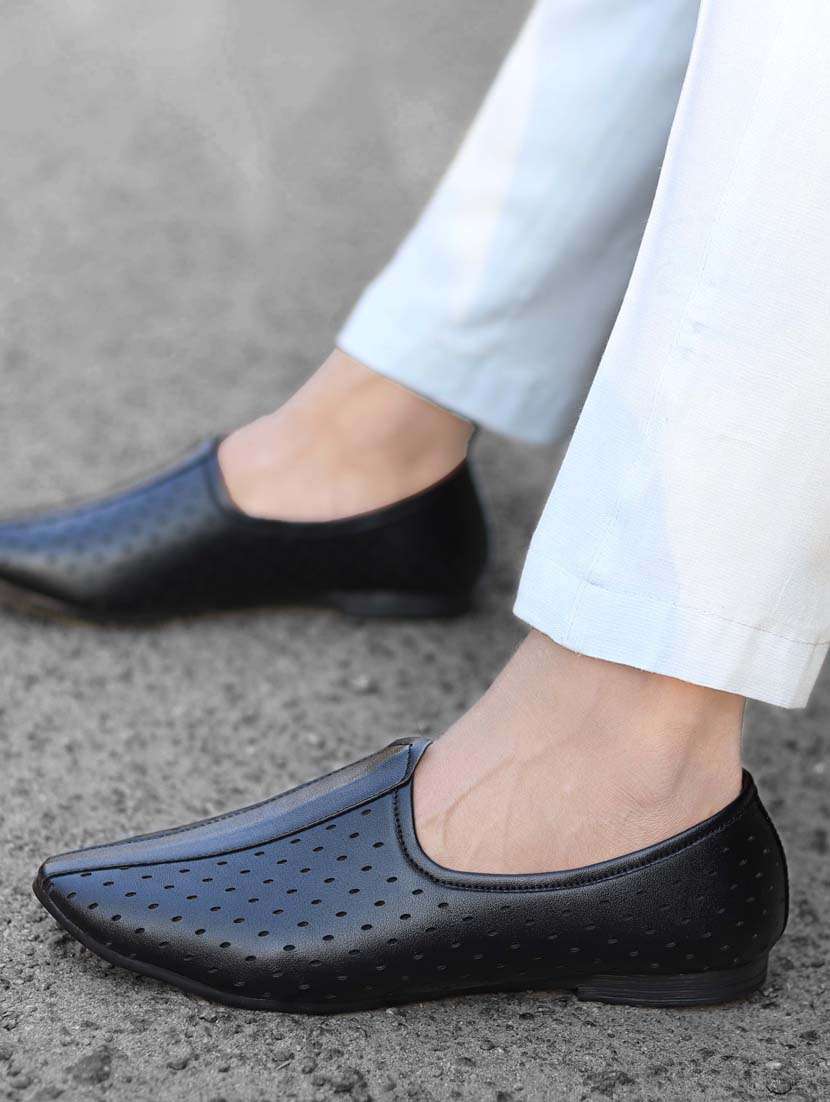 men slip on jutis