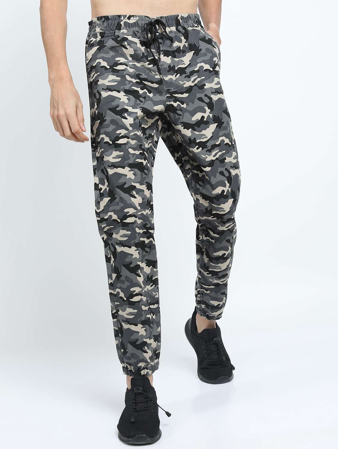 men mid rise camouflage printed cargo