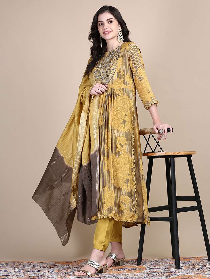 women floral printed kurta pant set with dupatta - 21387676 -  Standard Image - 4