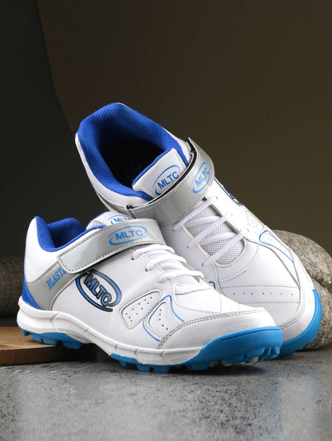 men lace up running sports shoes