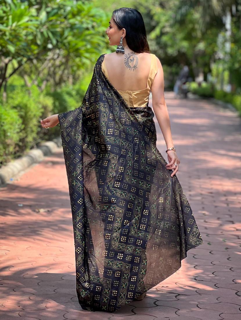 women black printed saree - 21401997 - Standard Image - 1