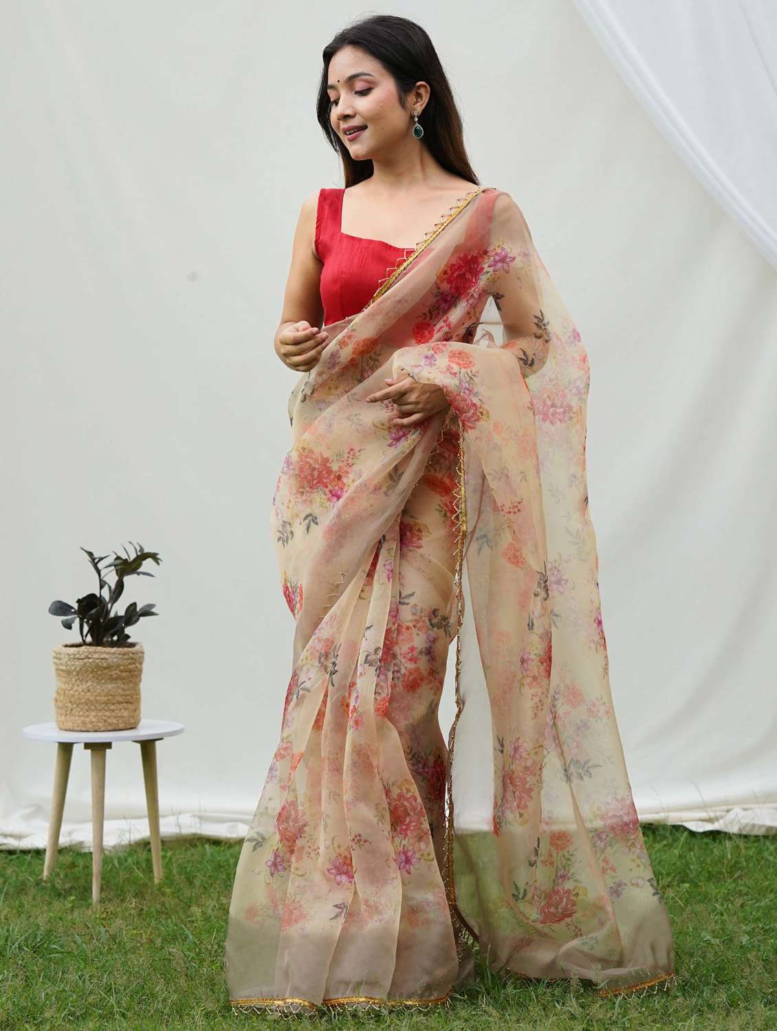 women floral printed saree - 21402122 - Zoom Image - 0