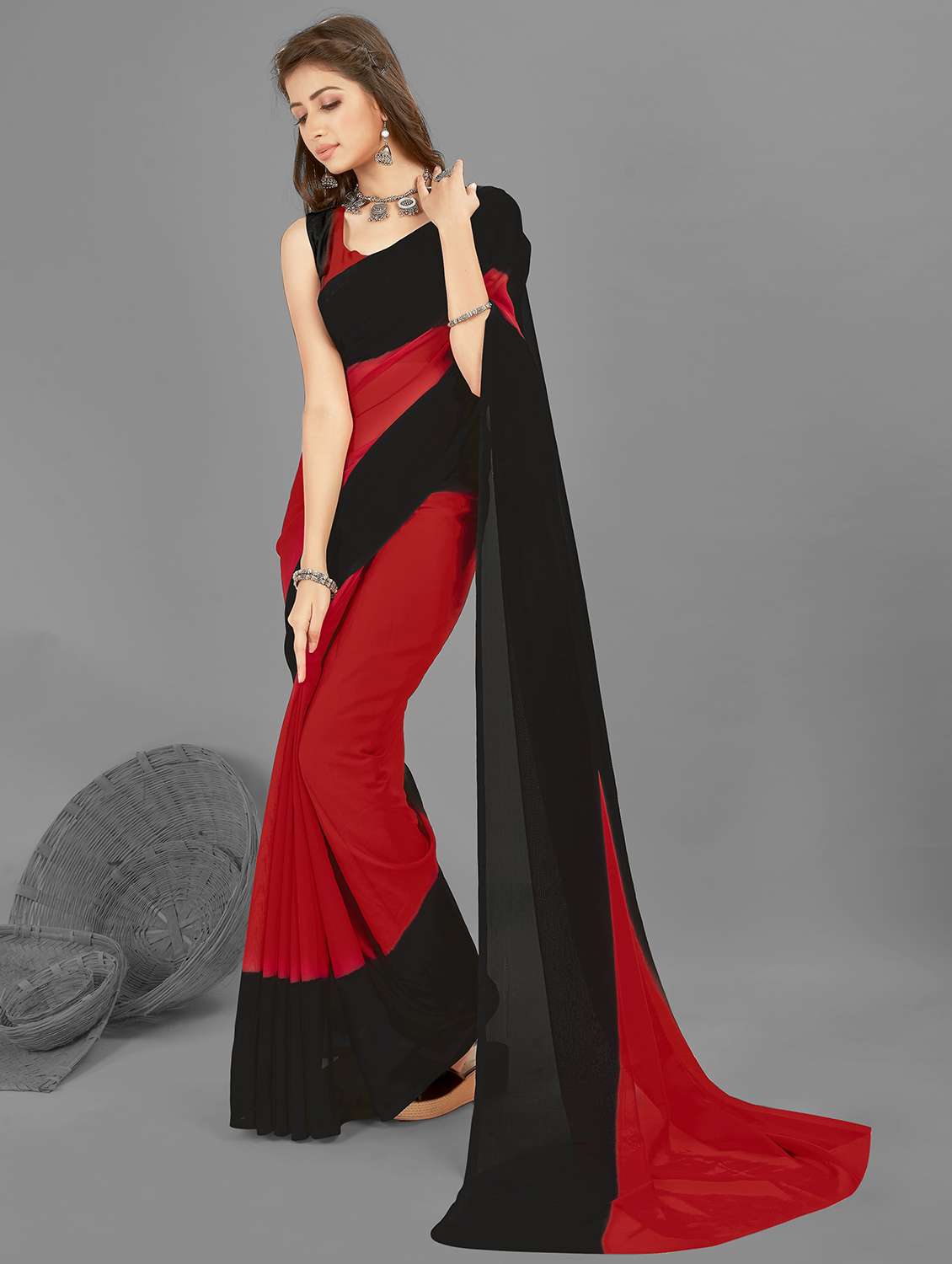 women solid bordered saree with blouse