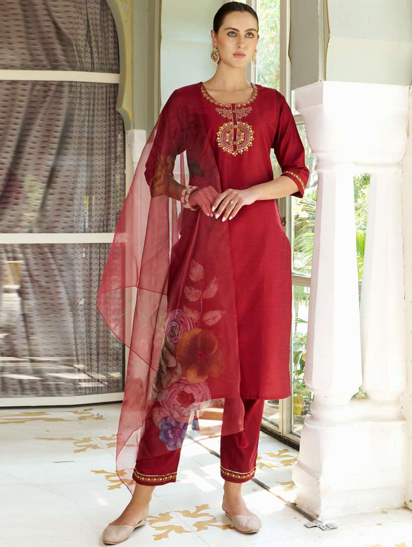 women maroon kurta dupatta set