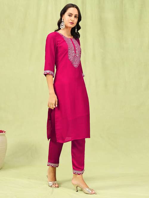 women pink kurta dupatta set