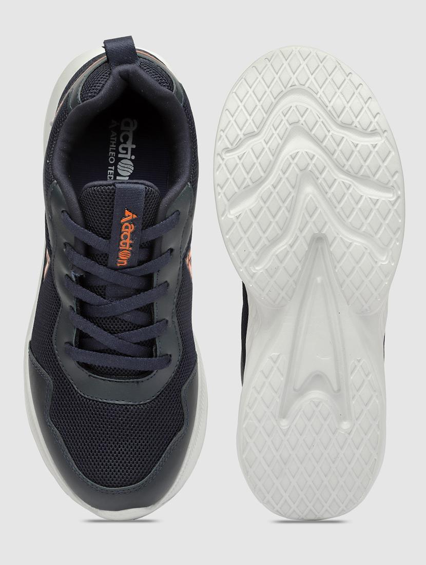 men lace up sports shoes - 21460774 - Standard Image - 4