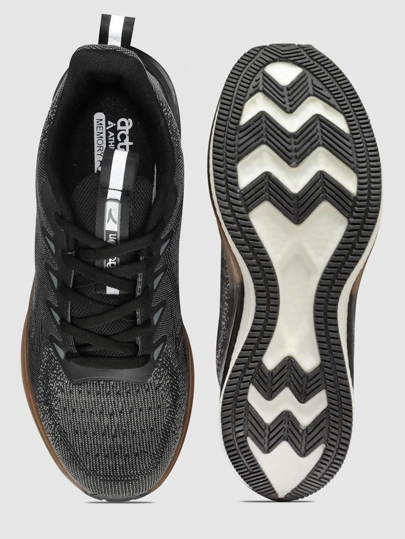 men lace up sports shoes - 21460797 - Standard Image - 4