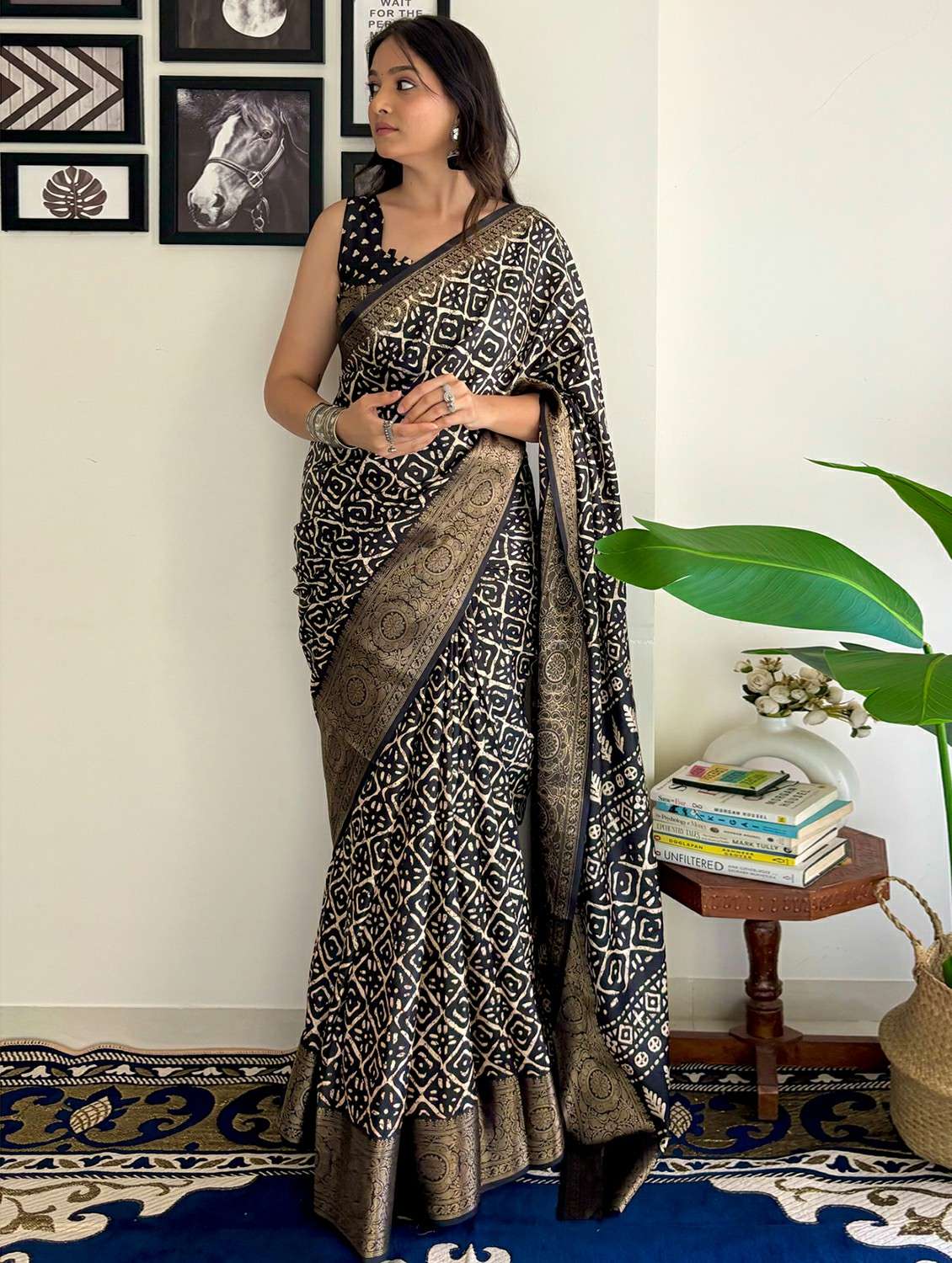 women black printed saree - 21481103 -  Standard Image - 1