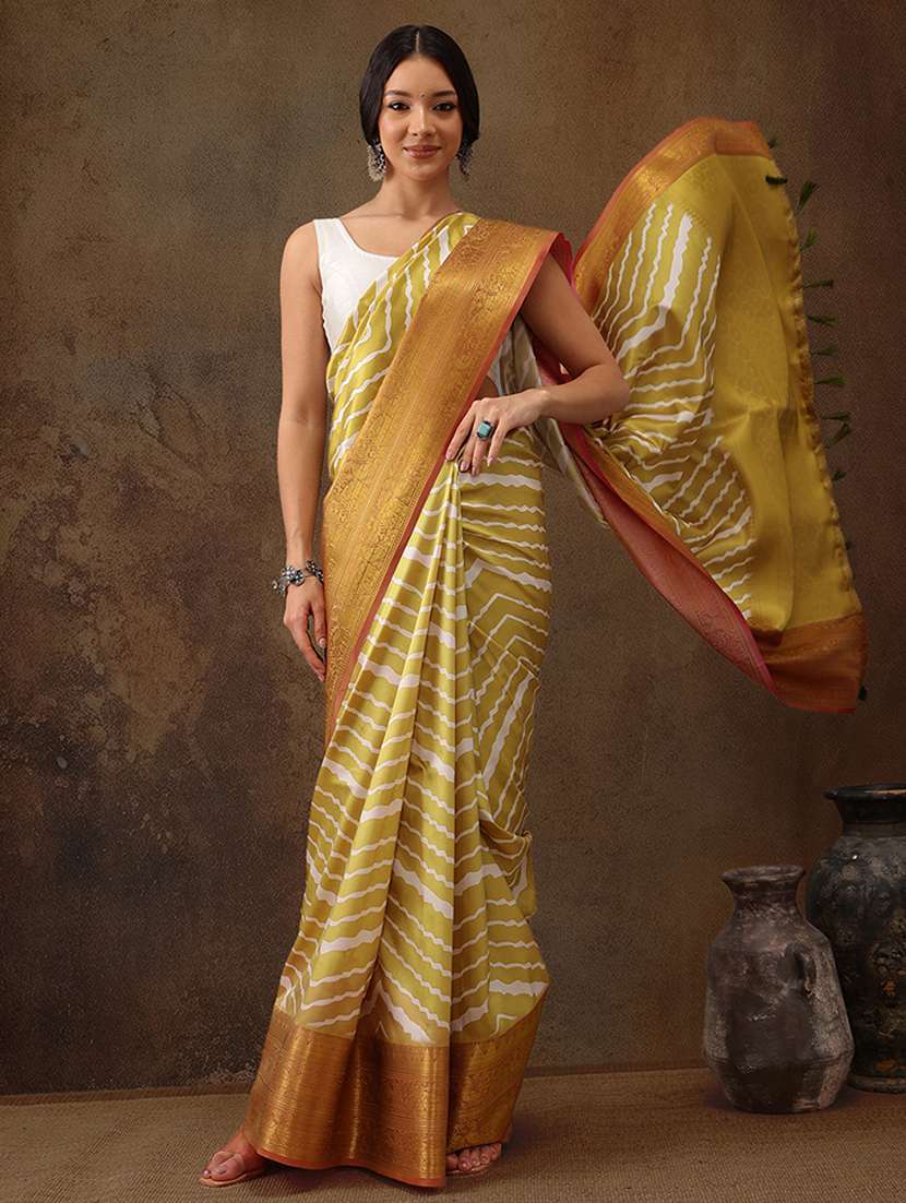  women self-design bordered saree with blouse