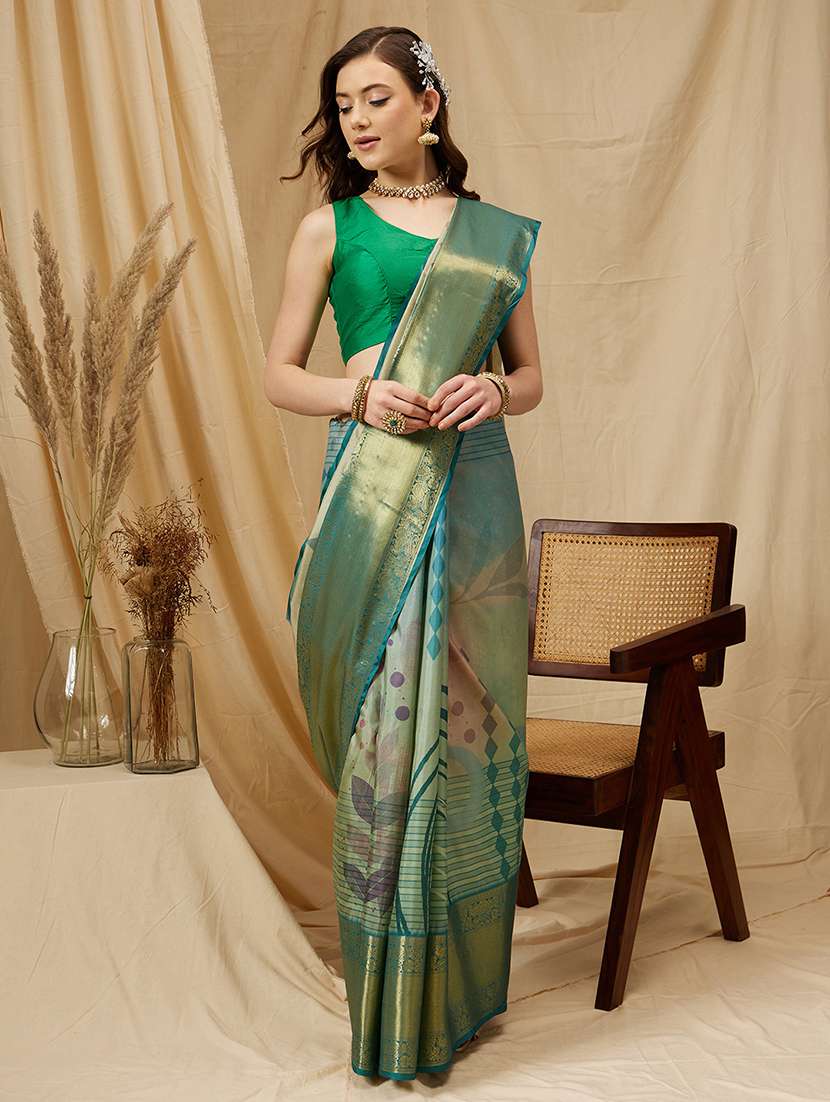  women self-design bordered saree with blouse