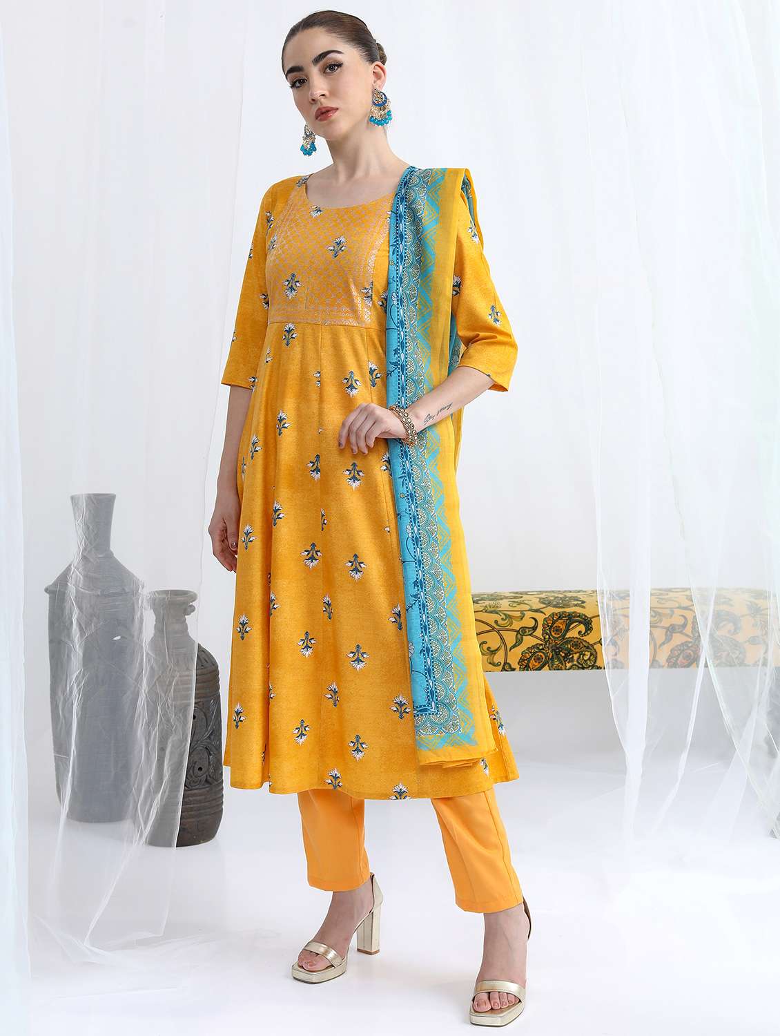 women floral kurta pant set with dupatta - 21486419 -  Standard Image - 1