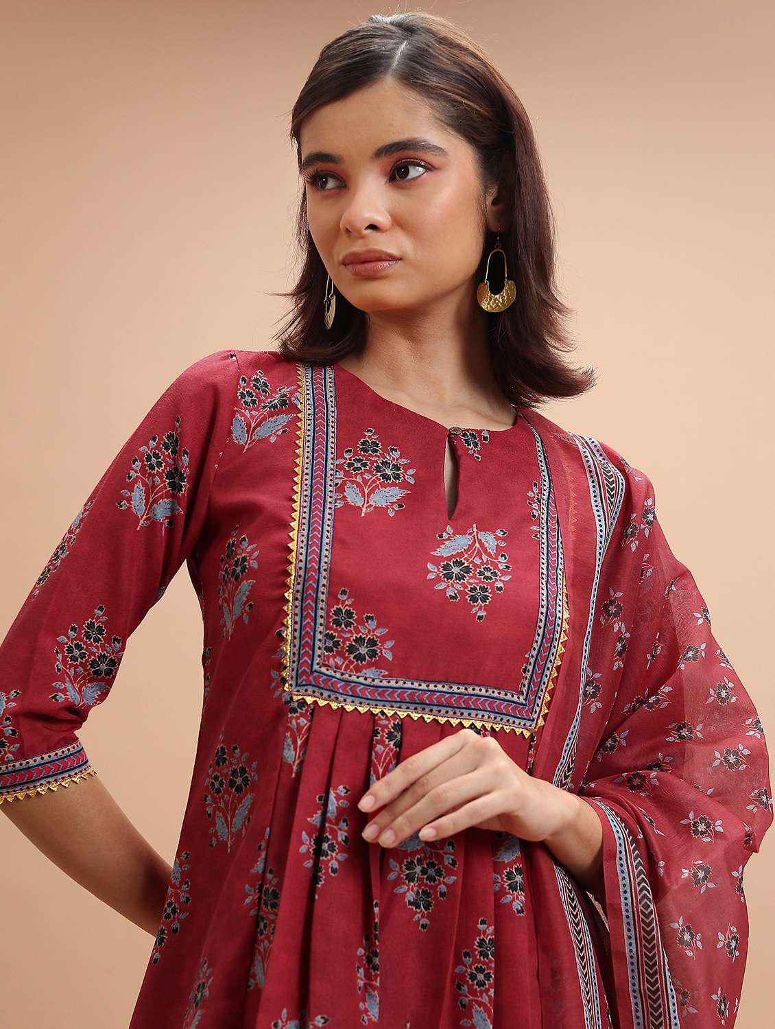 women maroon floral kurta pant set with dupatta - 21486434 -  Standard Image - 4