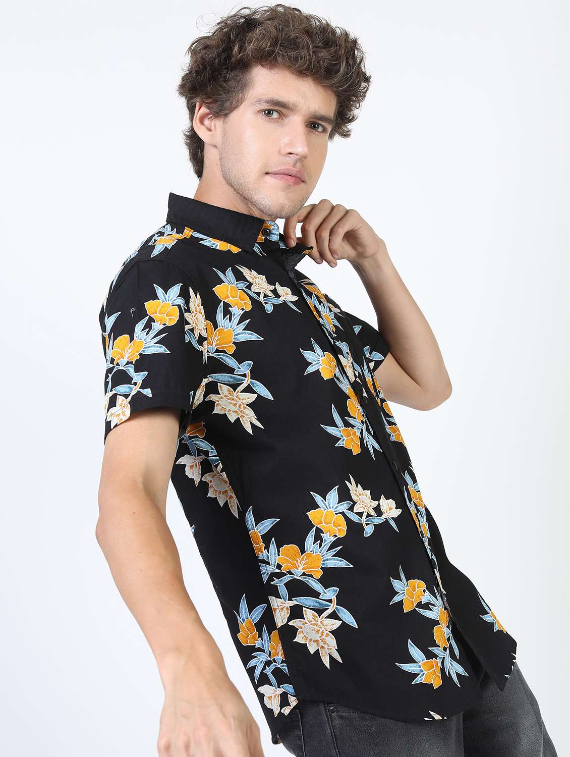 men collared short sleeves casual shirt - 21487267 -  Standard Image - 1
