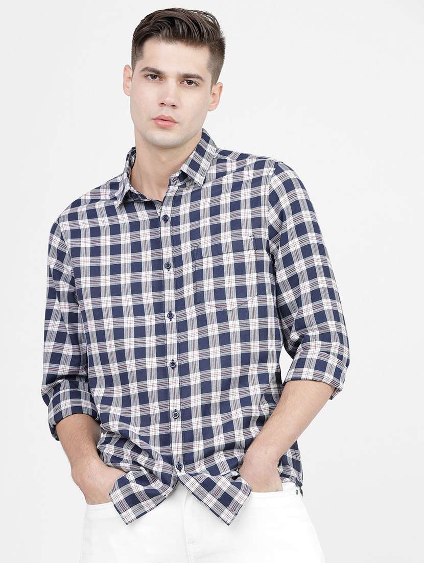 men navy blue regular fit long sleeved checkered casual shirt