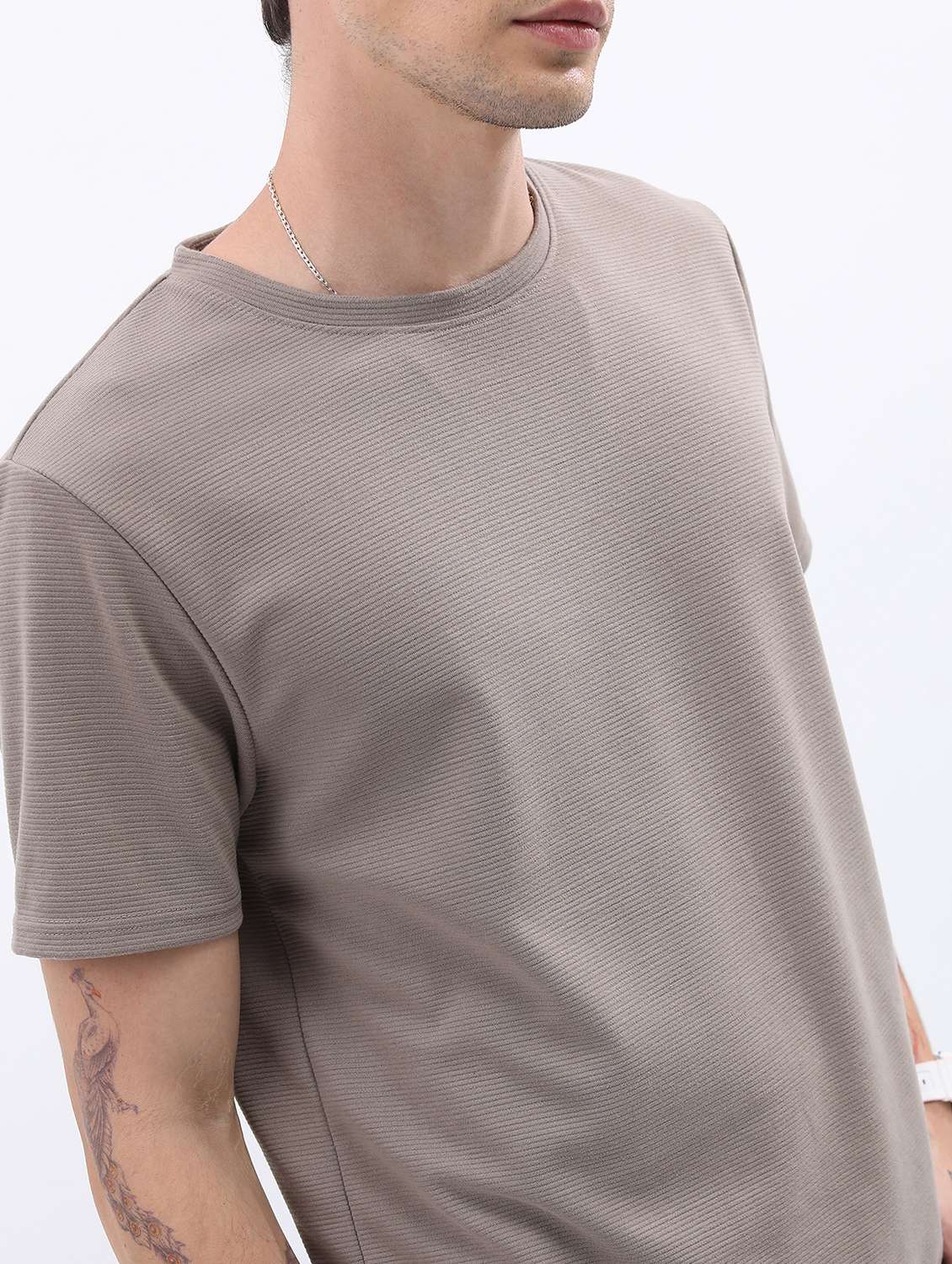 men round neck plain t-shirt - 21487990 -  Standard Image - 4