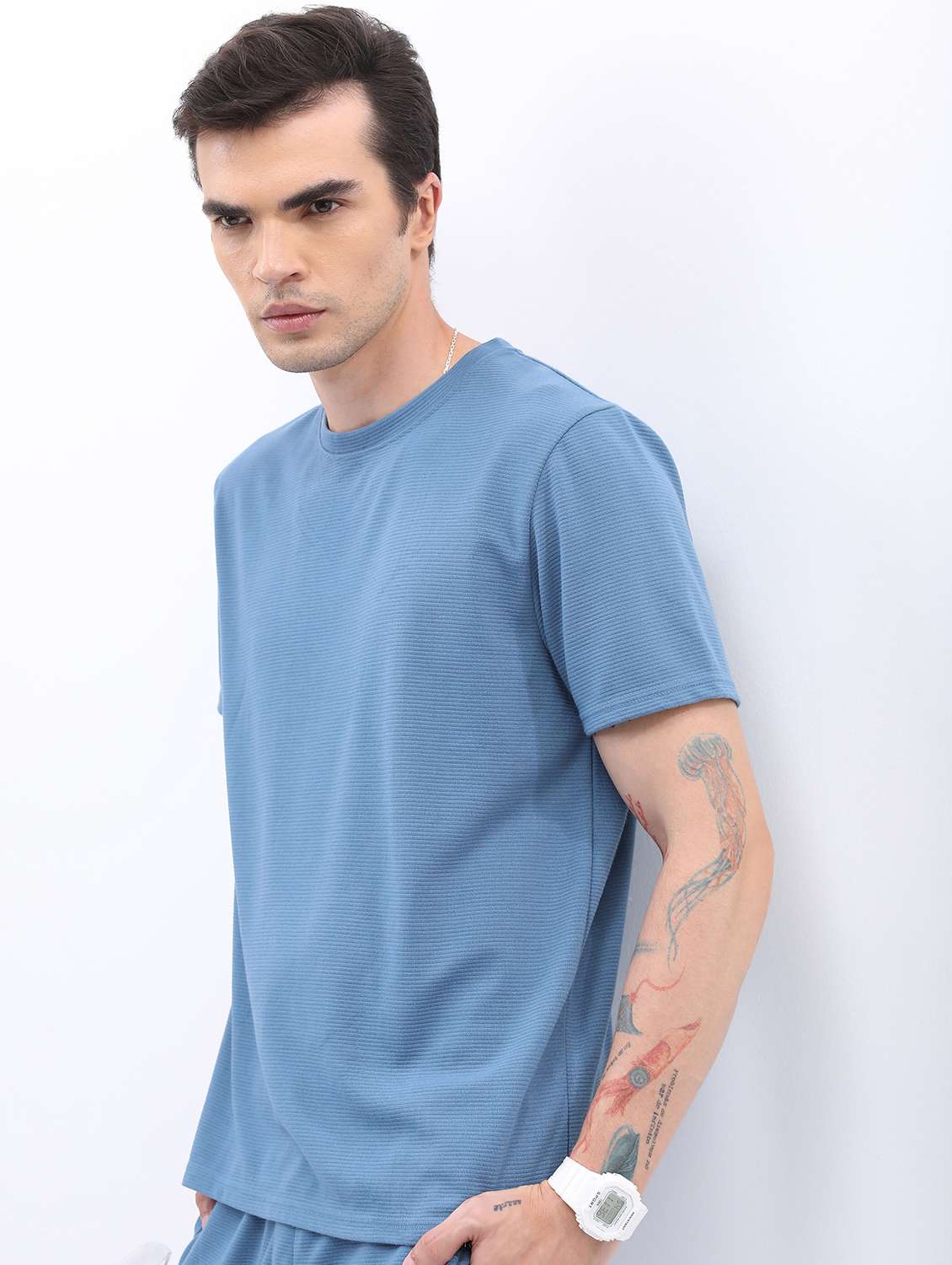 men round neck plain t-shirt - 21487991 -  Standard Image - 1