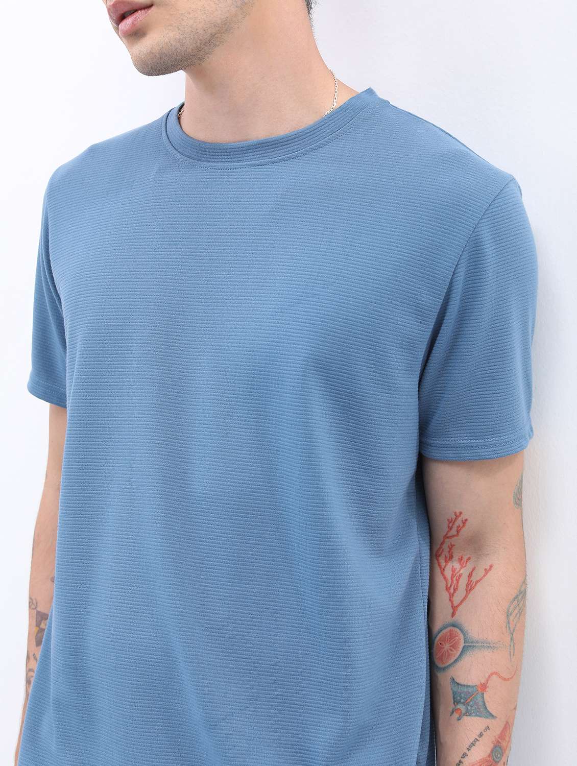 men round neck plain t-shirt - 21487991 -  Standard Image - 4