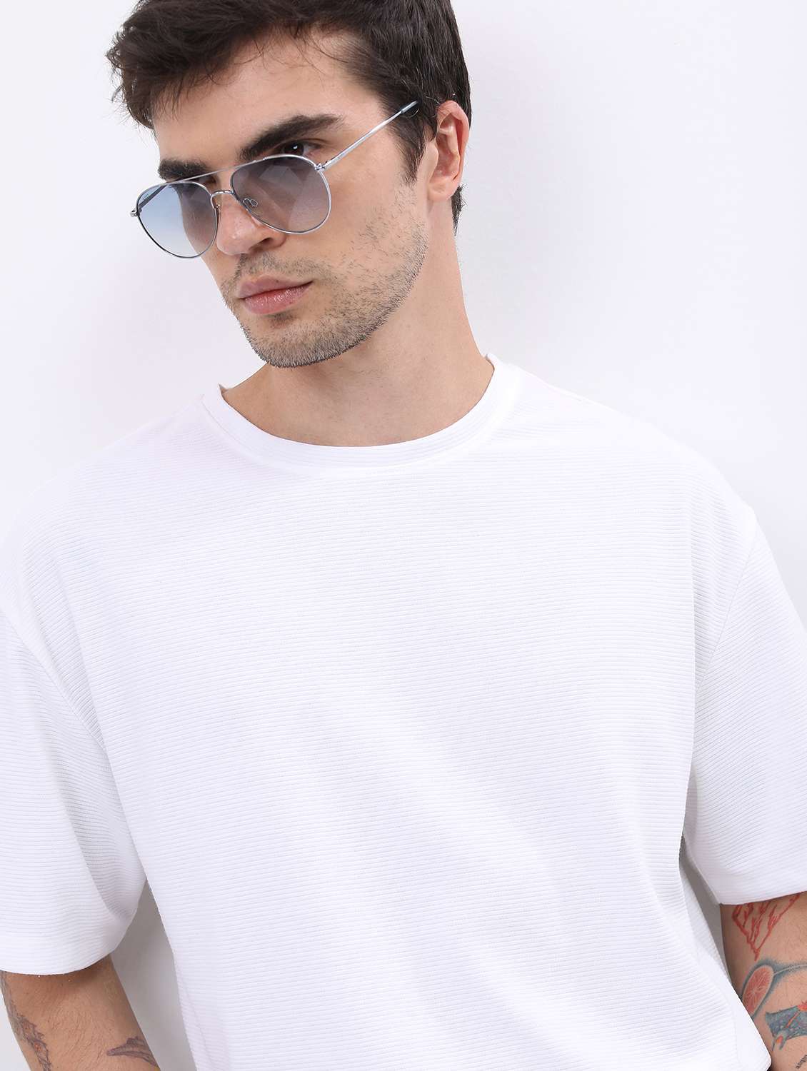 men round neck plain t-shirt - 21487994 -  Standard Image - 4