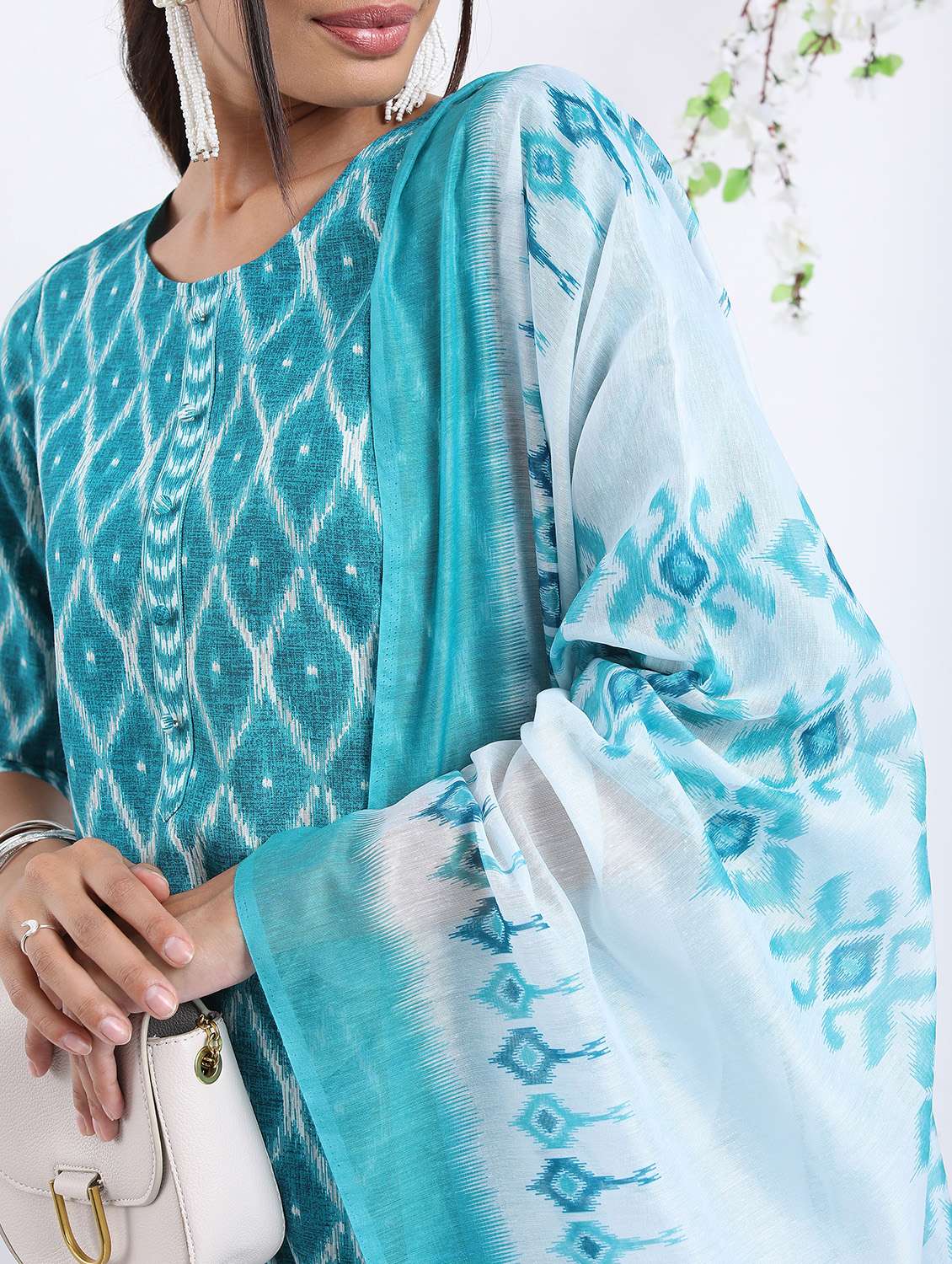 women light blue kurta palazzo set with dupatta - 21488140 -  Standard Image - 4