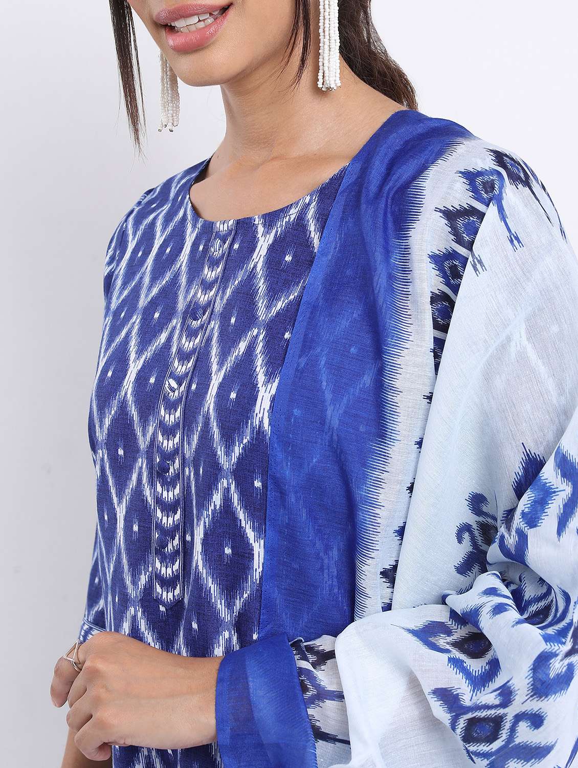women ikat printed kurta palazzo set with dupatta - 21488143 - Standard Image - 4
