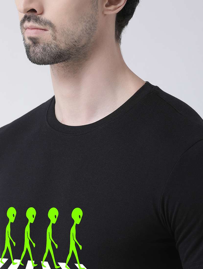 men round neck chest print t-shirt - 21493928 - Standard Image - 4