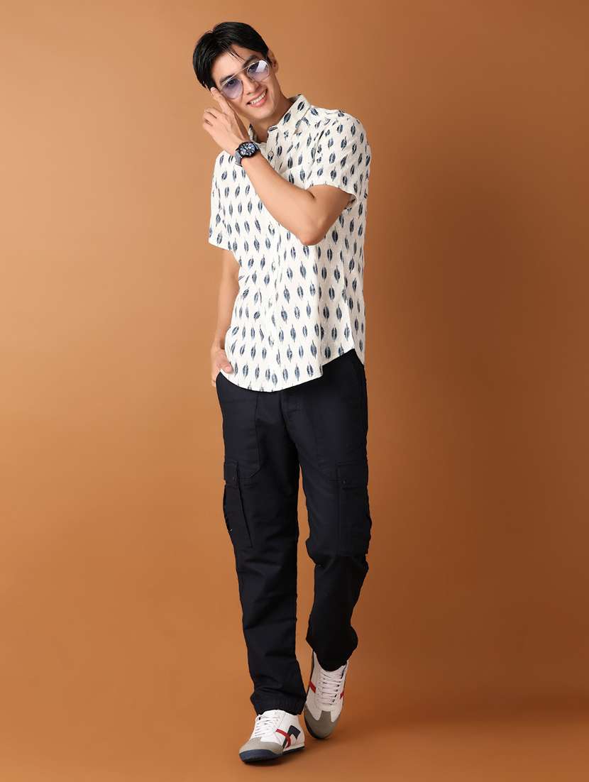 men solid regular fit cargo - 21493948 -  Standard Image - 4