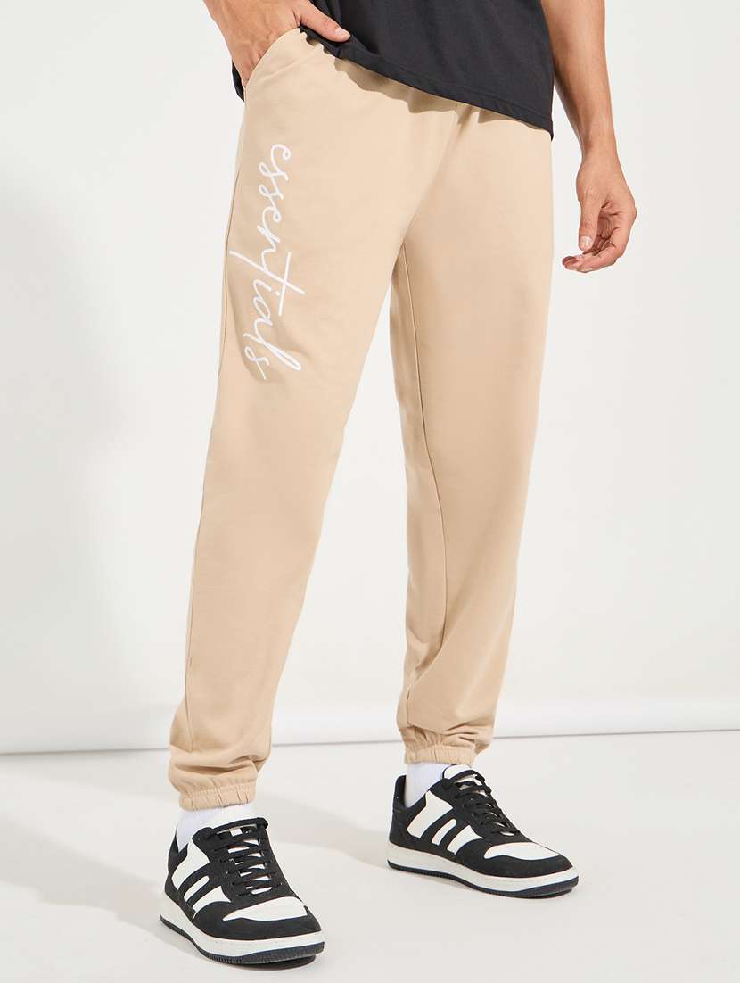 men beige placement print mid rise jogger