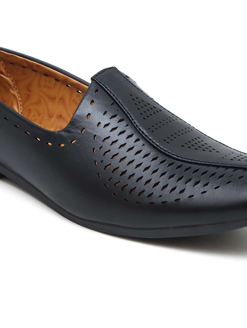 Black Synthetic Slip On Jutis