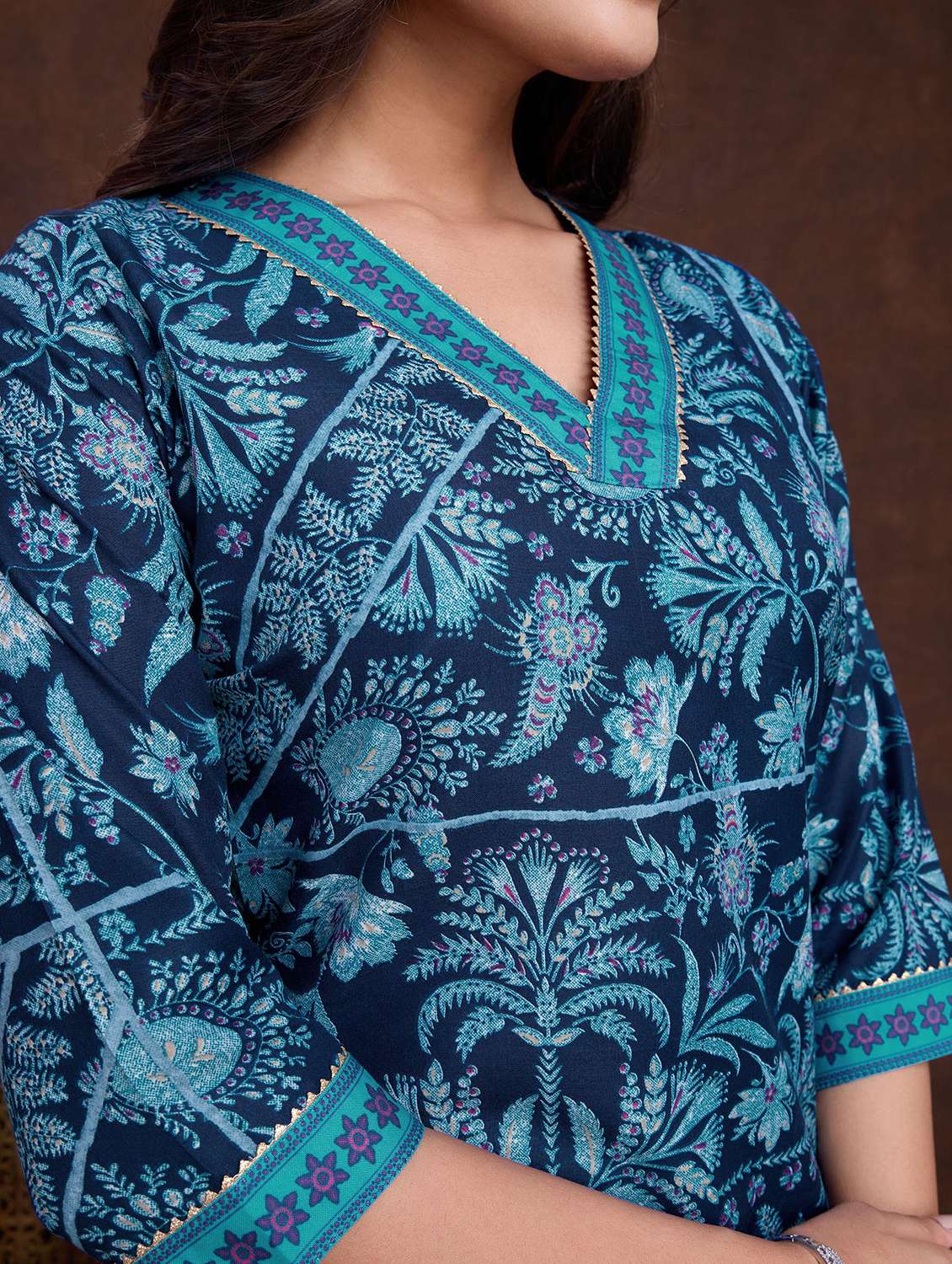 women blue floral v neck kurta salwar set - 21508910 -  Standard Image - 4