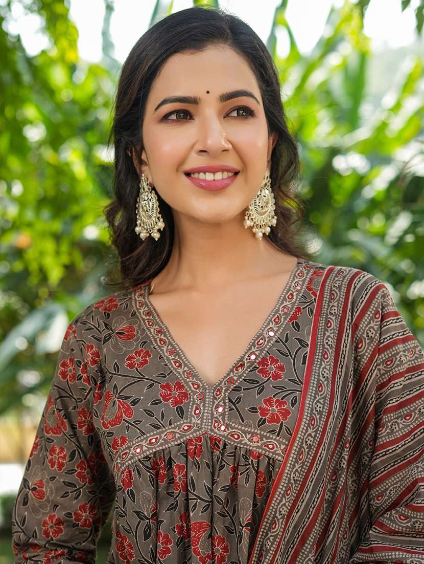 women three quarter sleeve kurta pant with dupatta set - 21510360 -  Standard Image - 4