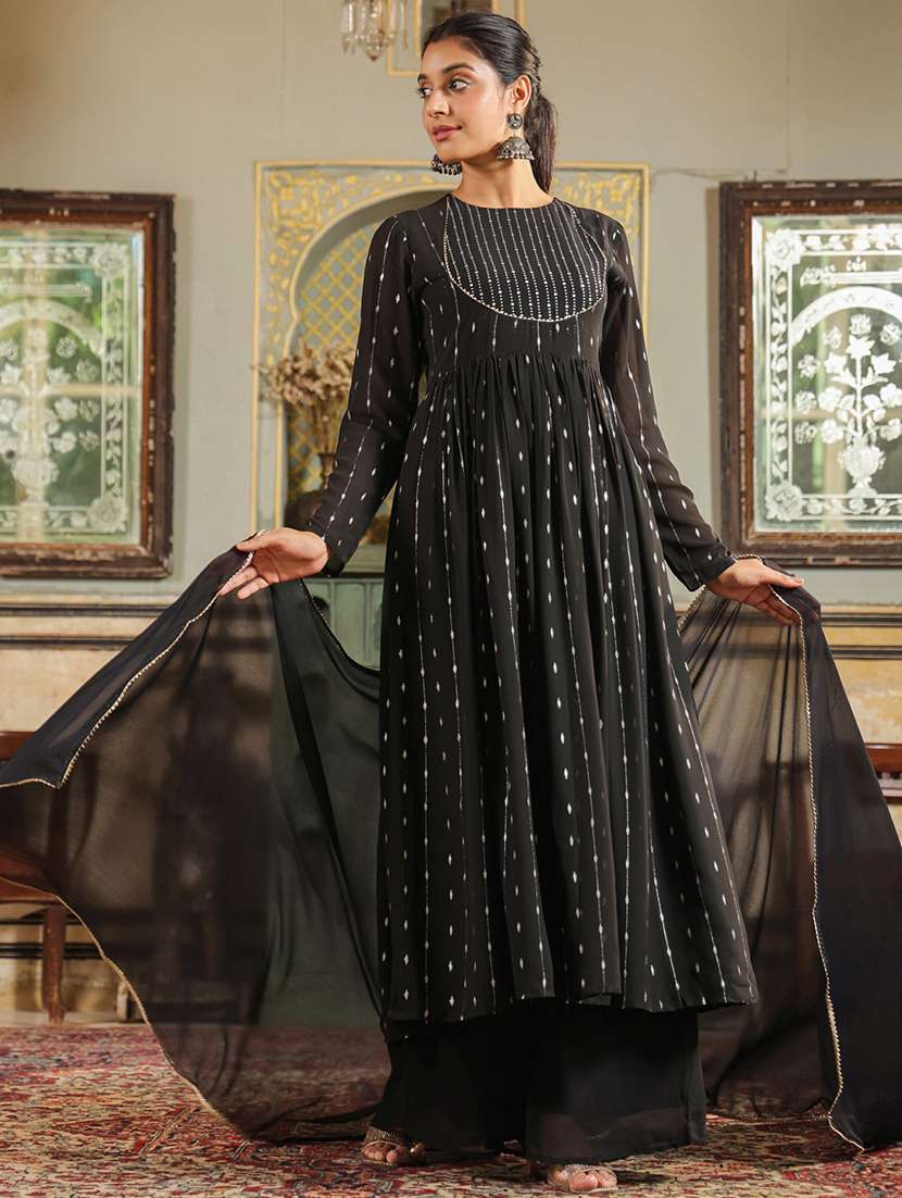 women black suit set - 21514097 -  Standard Image - 4