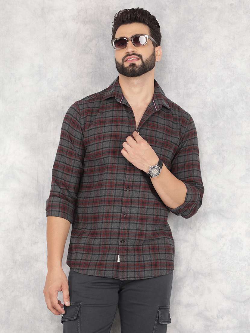 men collared checks casual shirt