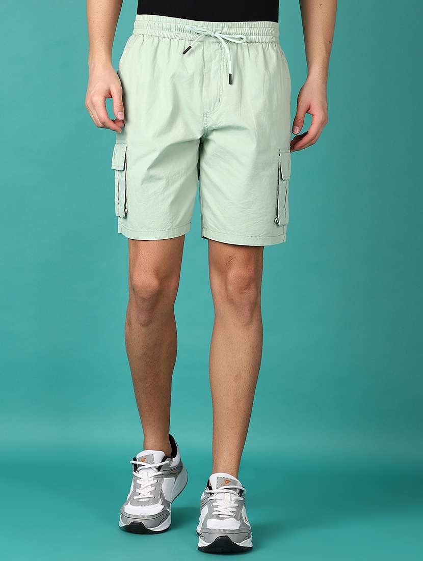 men mid rise solid cargo shorts