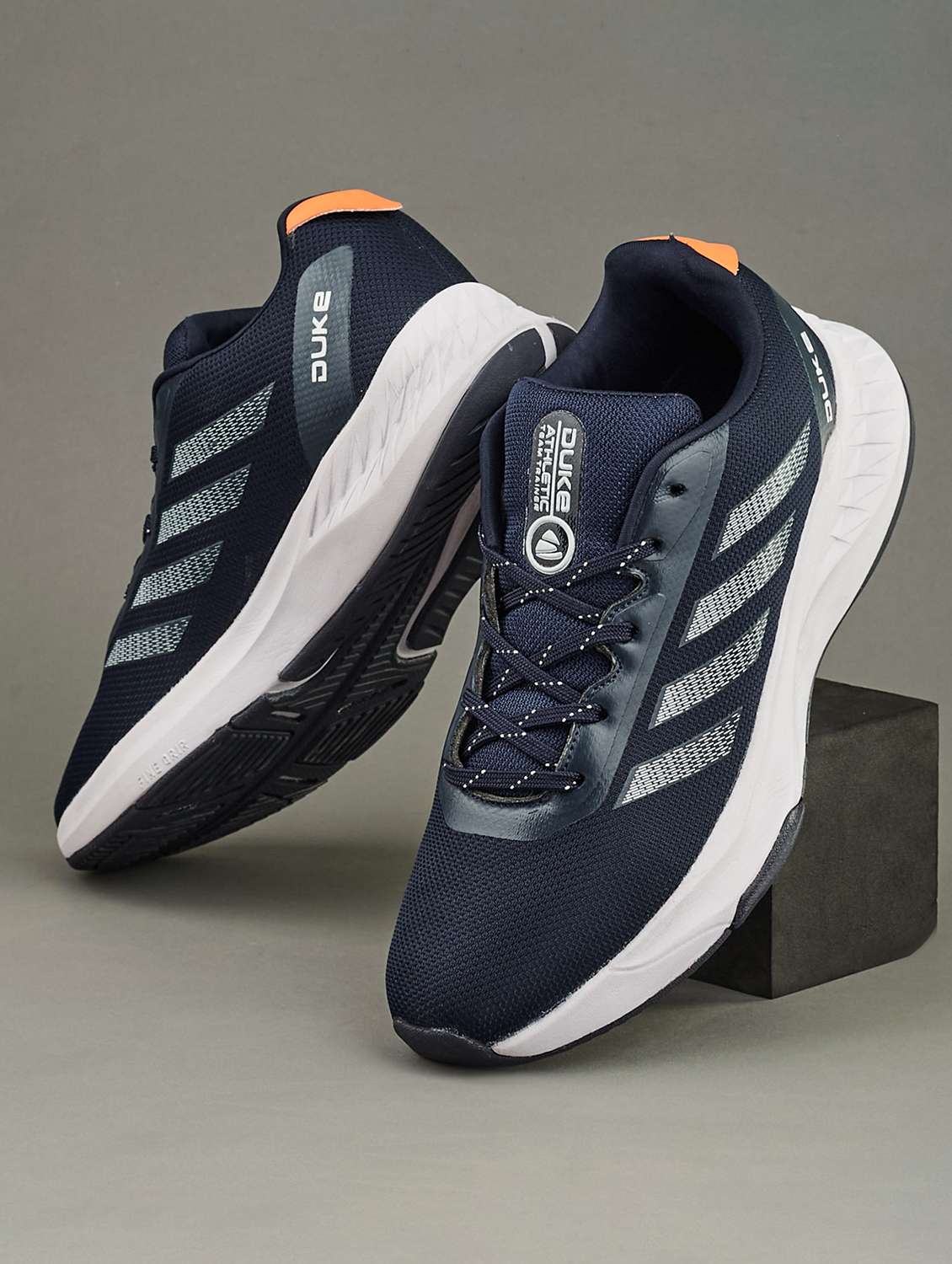 men navy blue sport shoe