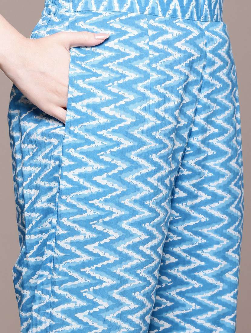 women paisley kurta pant set with dupatta - 21523135 -  Standard Image - 4