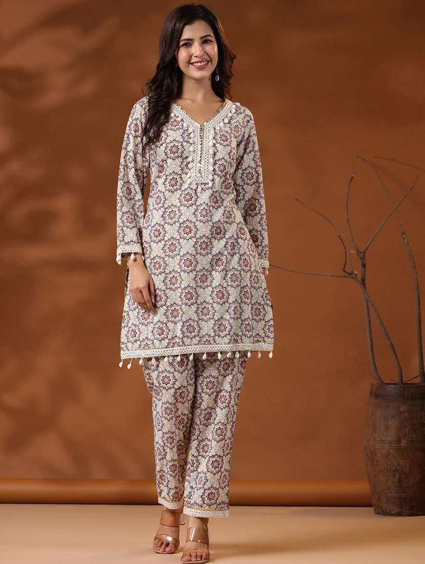 women printed v neck kurta pant set