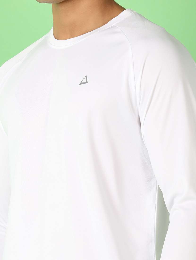 men round neck plain t-shirt - 21528764 -  Standard Image - 4