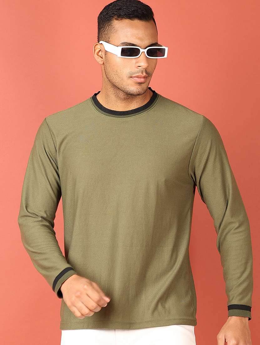 men round neck plain t-shirt - 21535738 -  Standard Image - 1