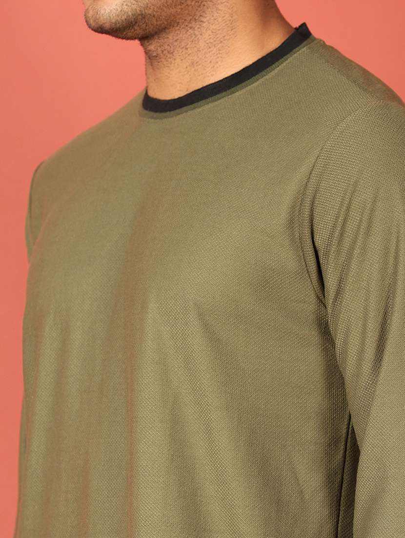 men round neck plain t-shirt - 21535738 -  Standard Image - 4