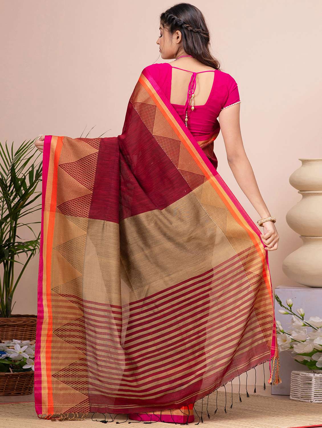 women solid with bordered saree - 21537027 - Standard Image - 1