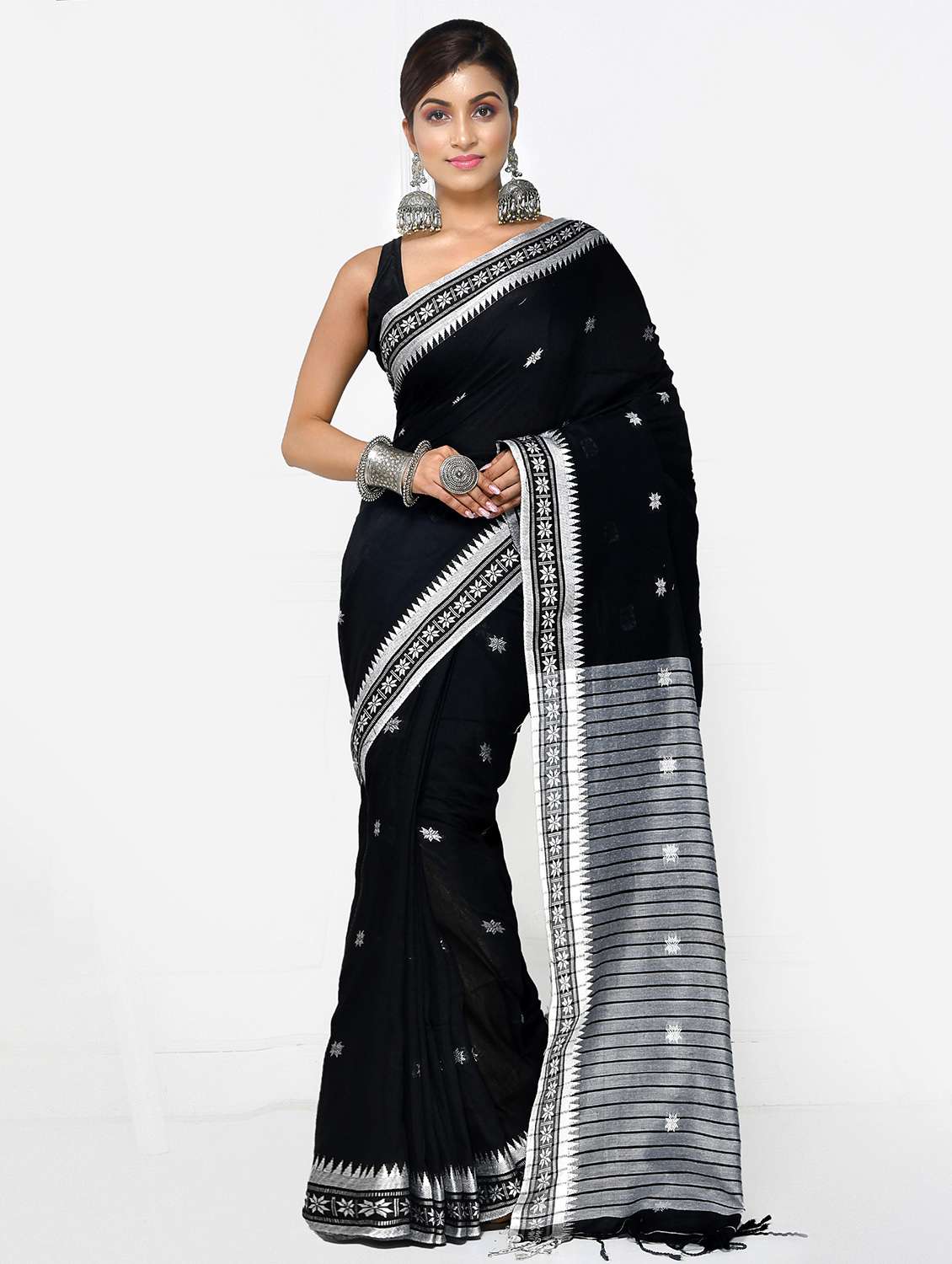 women self design handloom saree