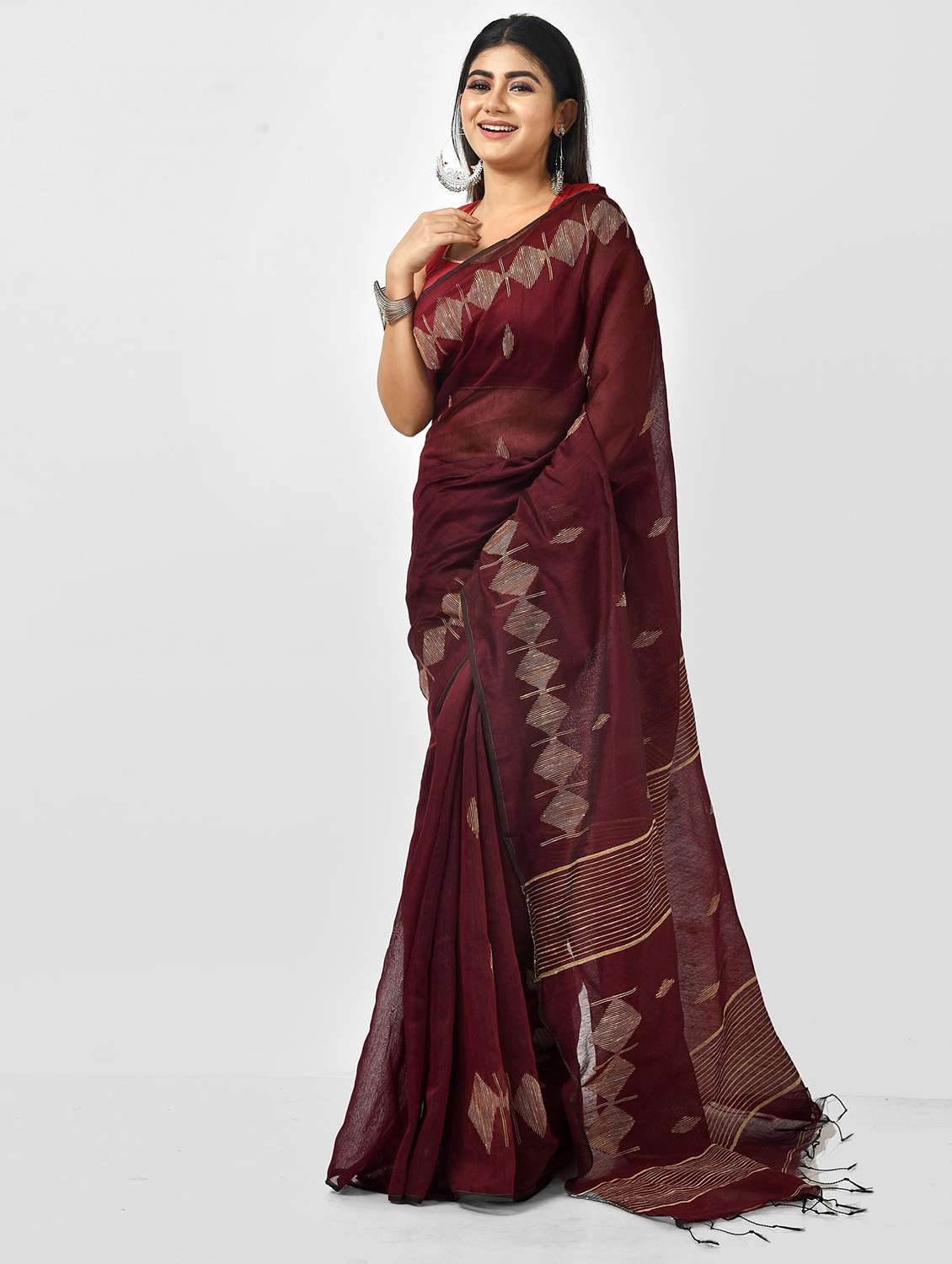 women maroon handloom saree