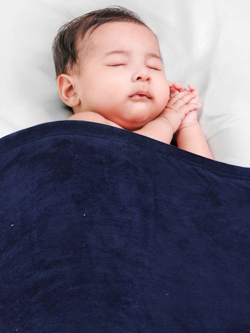 newborn baby swaddle blanket - 21543589 -  Standard Image - 4