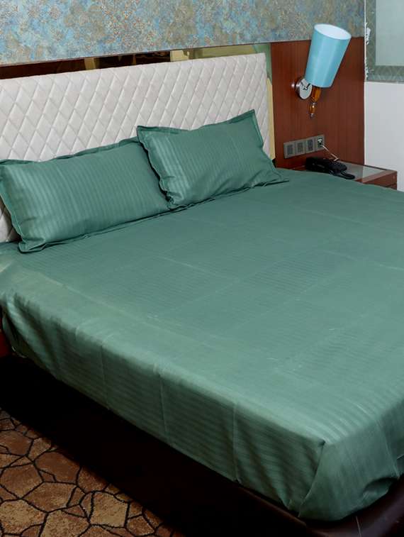 veahome cotton self striped double bedsheet with pillow cover