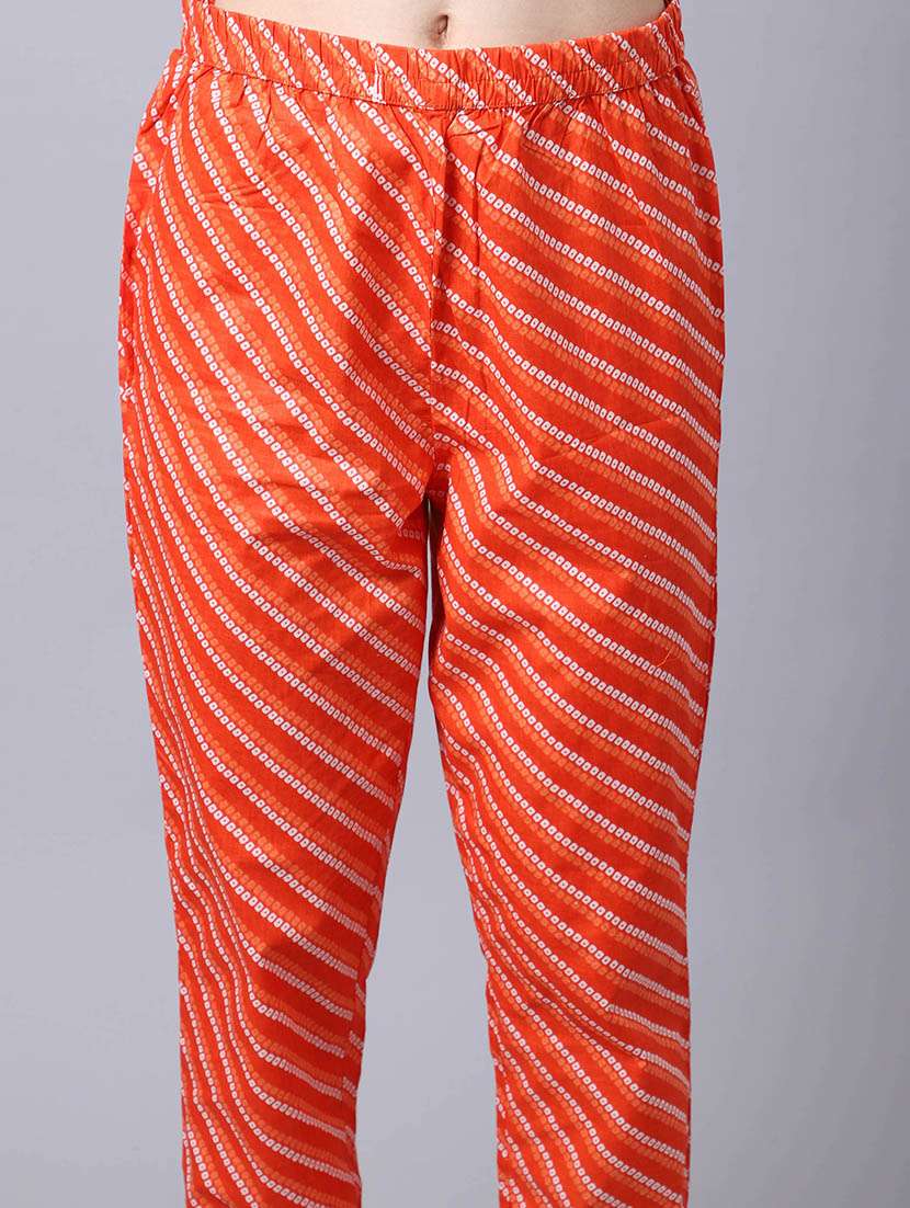 women bandhani printed notch neck suit set - 21558282 -  Standard Image - 4