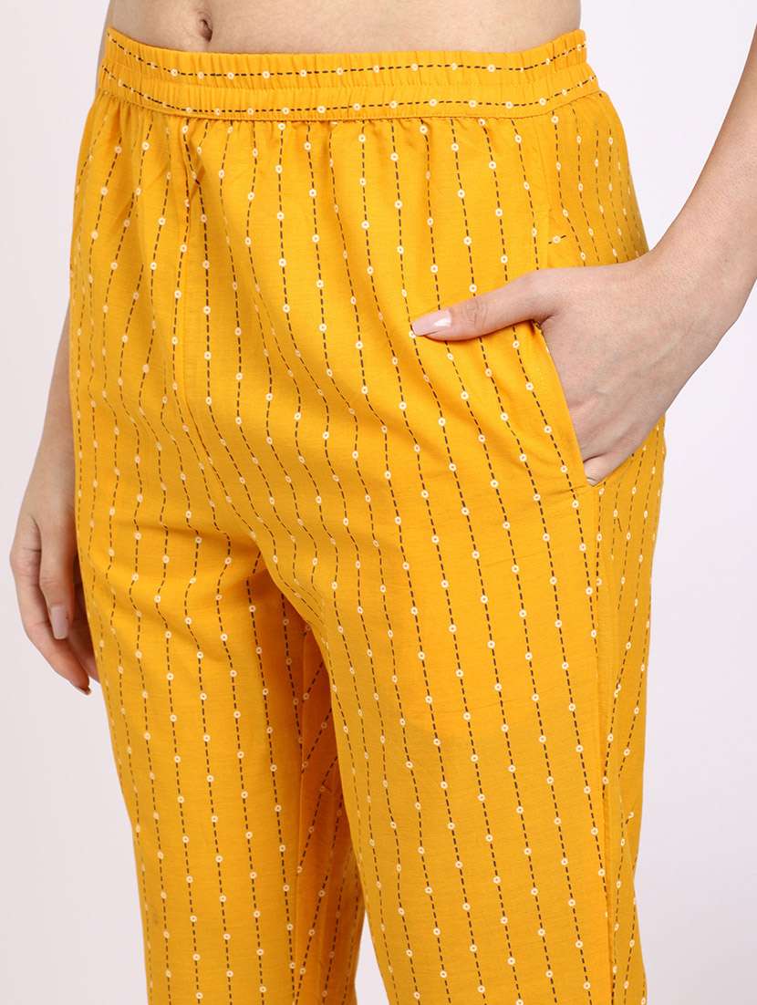 women foil print kurta pant set with dupatta - 21558304 -  Standard Image - 4