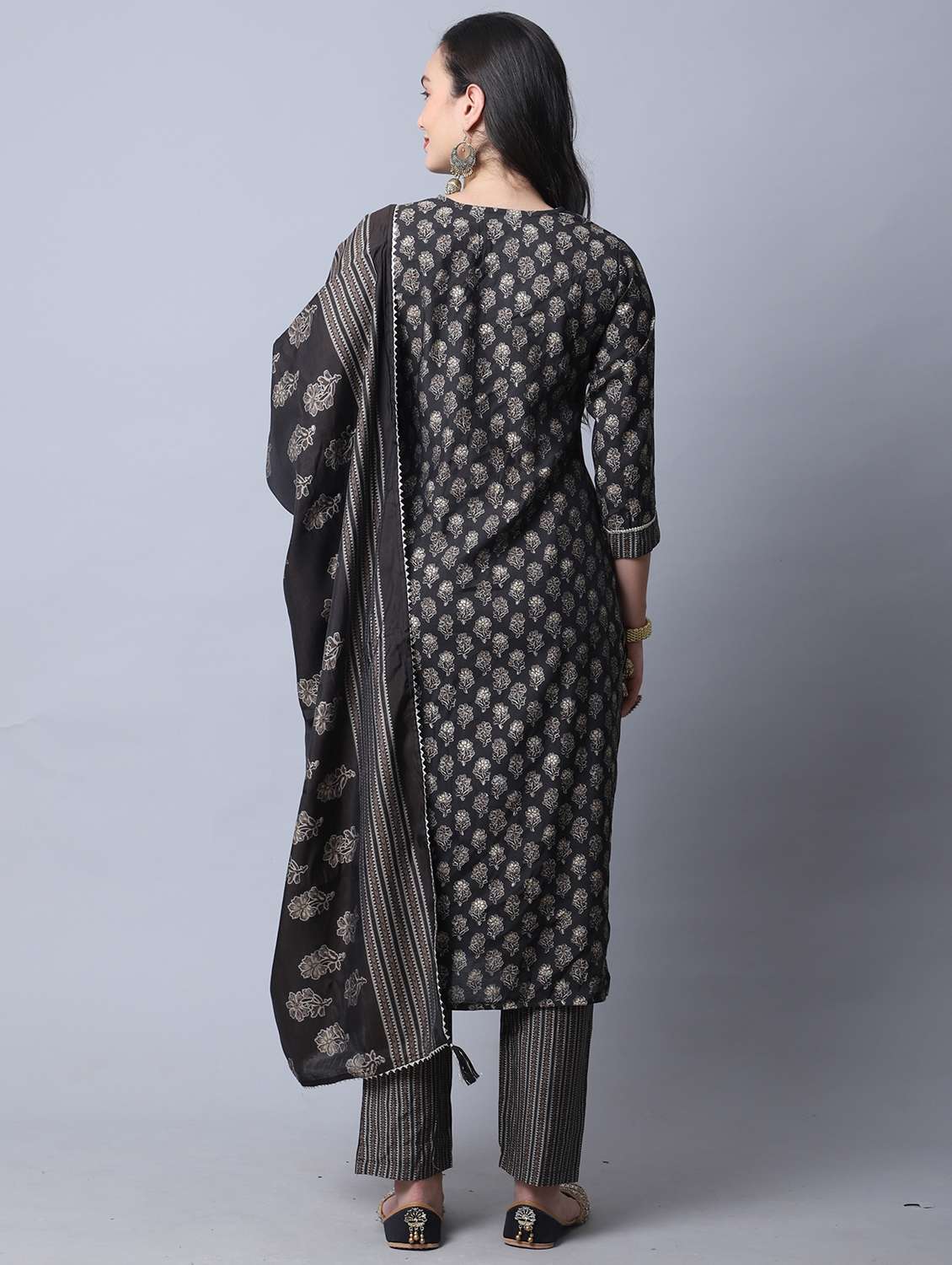 women black floral kurta pant set with dupatta - 21558547 -  Standard Image - 4
