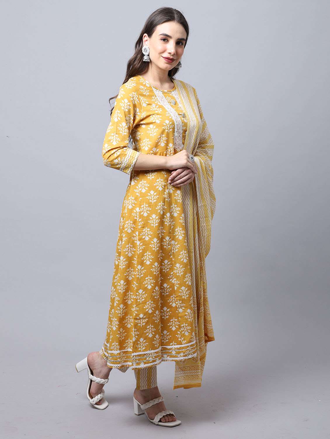 women floral kurta pant set with dupatta - 21558594 -  Standard Image - 1