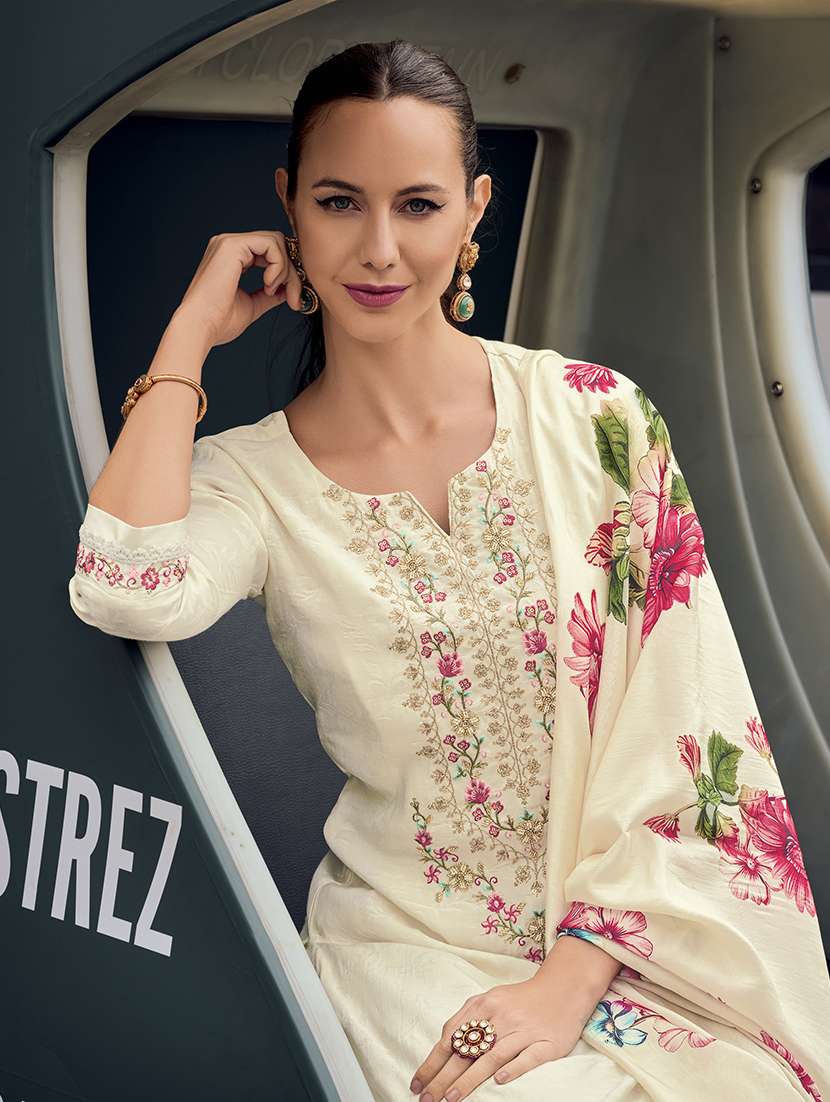 women embroidered kurta pant set with dupatta - 21558673 -  Standard Image - 4