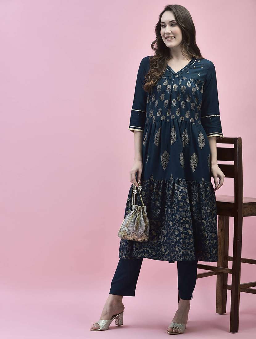 women foil print three quarter sleeves kurta pant set